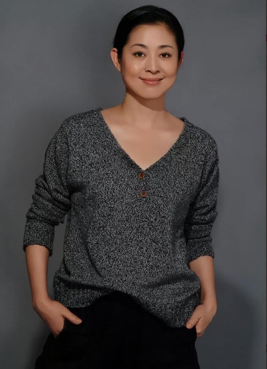 春夏穿搭 想看标准贵气的东方美人脸？审美还待是央视！