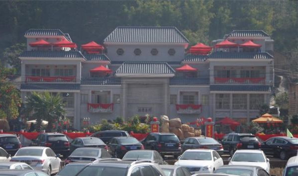 村里土豪盖豪宅，把全乡人都惊动了，上千人抢着参观，吐槽像寺庙