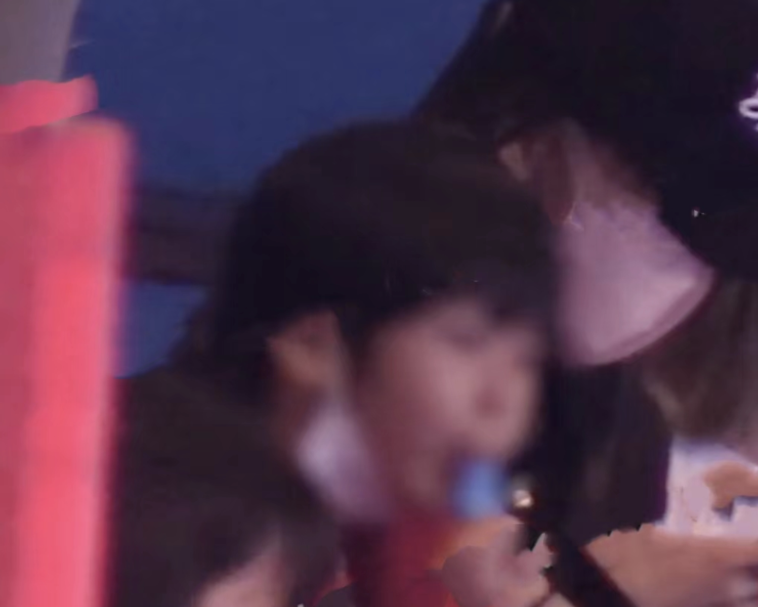 Angelababy|baby带儿子逛海洋乐园，小海绵长高不少，正面照意外曝光清秀帅气