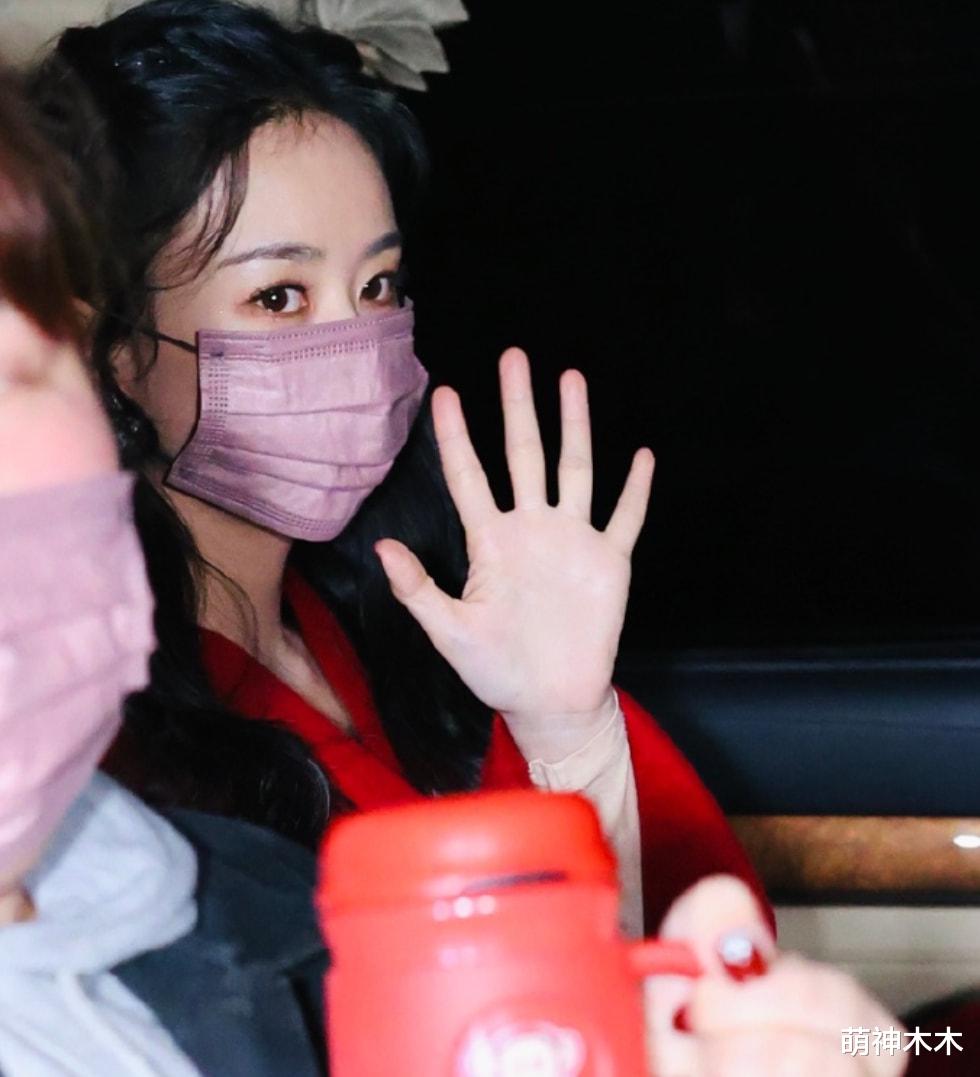 春晚|春晚最后一次联排结束，众星深夜下班，赵丽颖穿红色大衣明媚动人