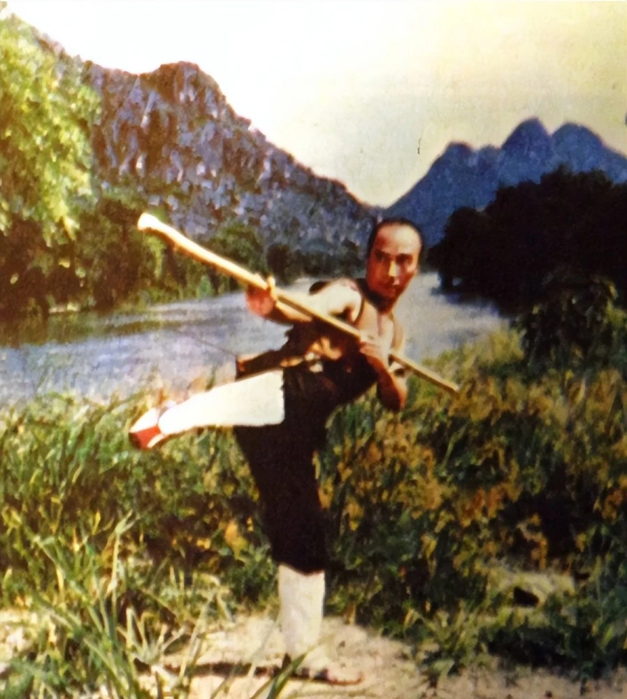 吴京|一代武术大师离世!吴京深夜崩溃:再见了师傅…