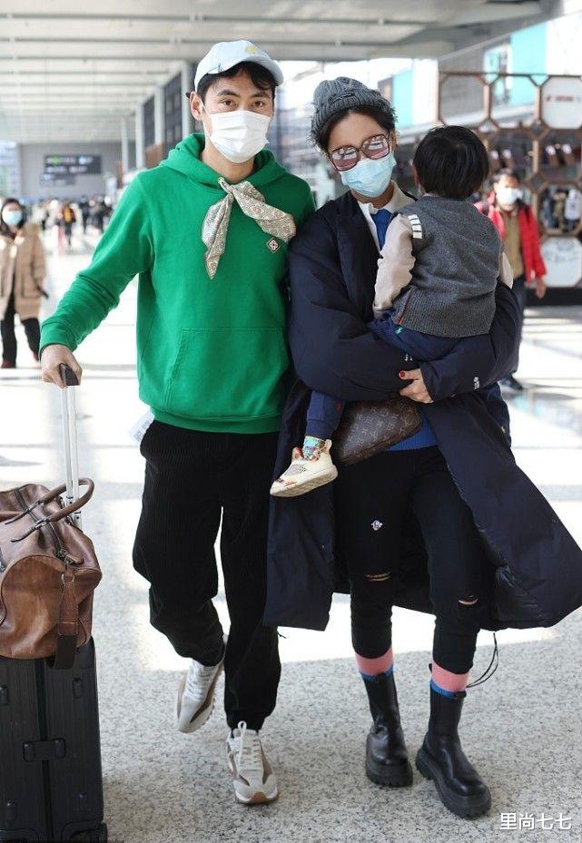 袁弘|张歆艺一家三口走机场，袁弘穿成他大姨，2岁儿子剪锅盖头真帅
