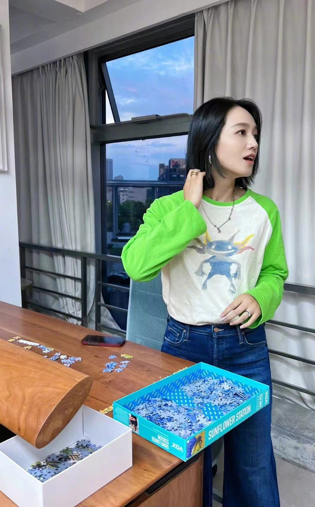 朱丹|朱丹携俩娃出游,身材苗条低调无人识