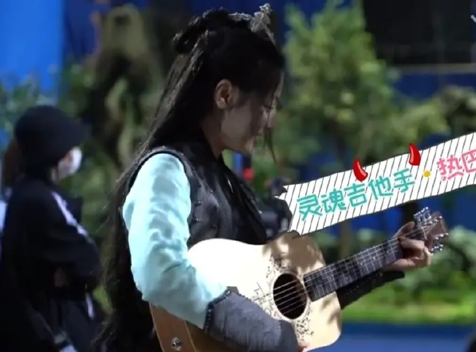 迪丽热巴|抱杨洋像爷爷，抱任嘉伦像奶奶，抱吴磊像姥姥，热巴单身有原因的