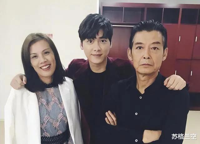 李易峰|李易峰被爆与女网红疯狂五天四夜,女方吃药推迟例假,靠富豪爸爸走红