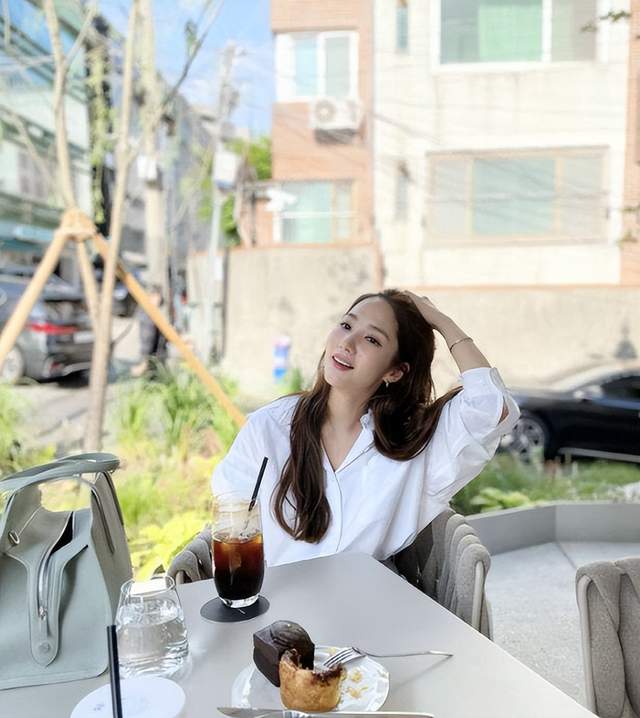 整容|男神收割机，大方承认整容，出道16年容貌体态好，36岁女神范十足