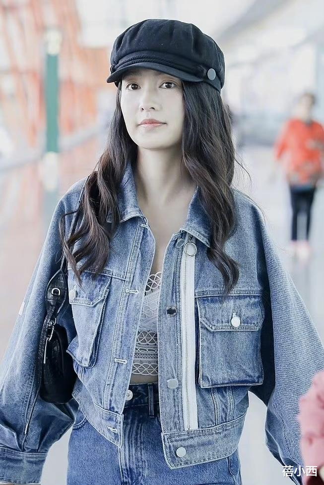 李沁|“李沁”也太有少女感了吧，穿牛仔外套配超短裙，大长腿十分吸睛