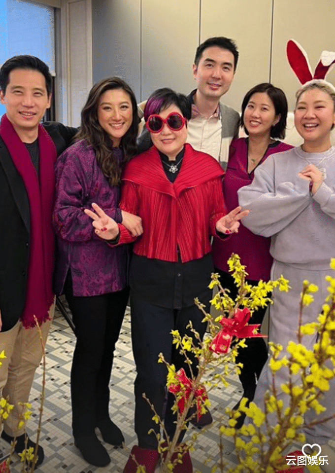 春晚|郑欣宜携男友人到干妈家过年!邓光荣遗孀备红酒招待,72岁气质好