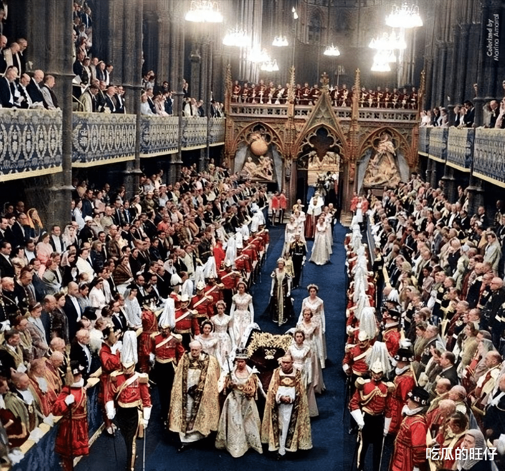 1953年女王加冕，深情的菲利普亲王跪着亲吻妻子，许诺效忠一辈子
