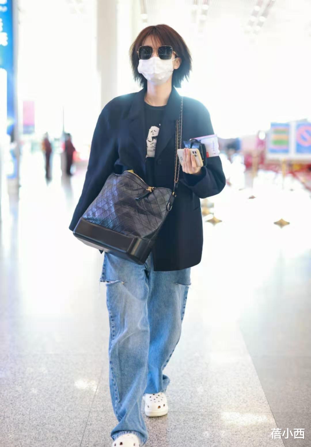 减脂 乔欣终于换了短发,穿“黑色西装”搭破洞牛仔裤,时髦简约又吸睛