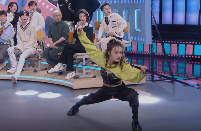 |关于抱拳礼的讲究，张卫健赵文卓各有一说，您认为哪种更有道理？