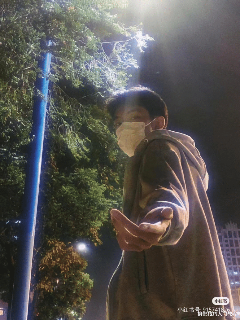 摄影技巧:2022年最火的拍照姿势,逆光牵手照,太好看了