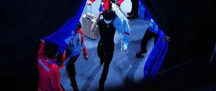 陈晓东|看了直播卖酒翻车的潘长江,我才懂张文宏为什么弥足珍贵