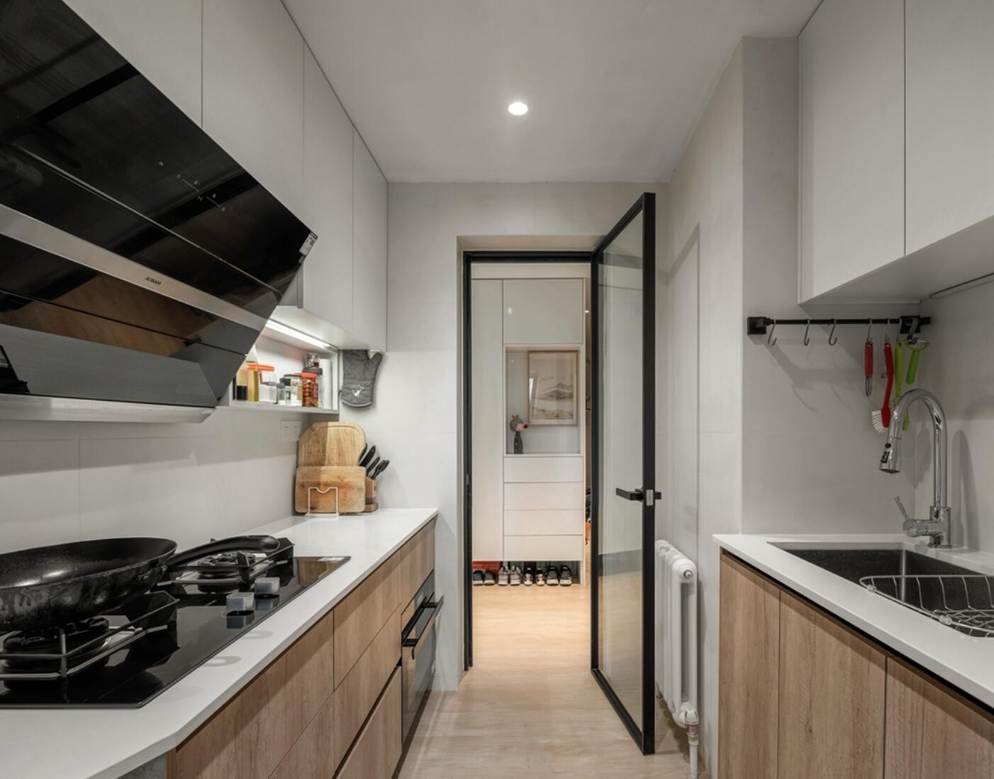 玄关一定要隔断?她直接规划出一个储物间,反而更加实用