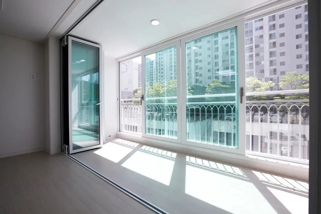 有点意思，封阳台不靠窗，推拉门落地安装，生活反倒一片岁月静好