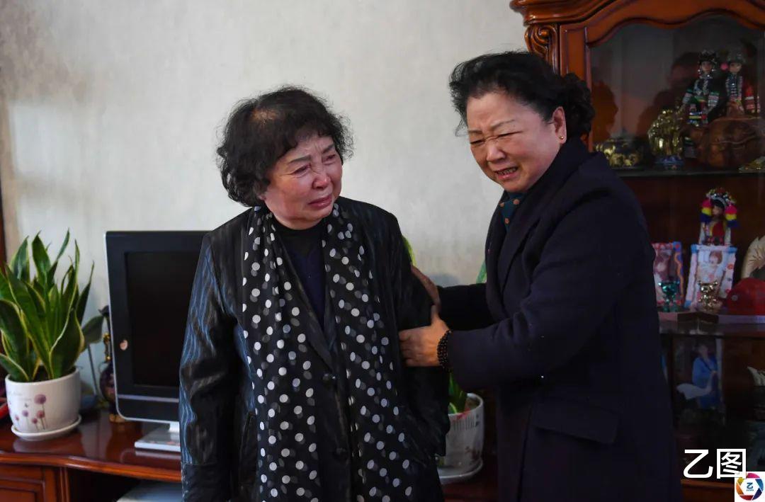 60岁失独母亲生双胞胎,12年后老伴离世,墓地紧挨着长女的墓