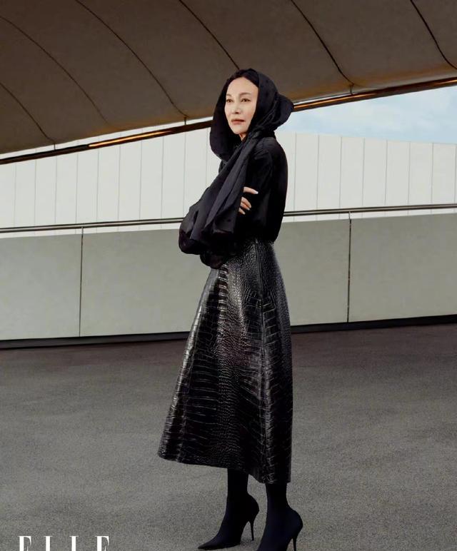 迪丽热巴|海清《出色》开年刊封面,全程黑丝又美又酷,横躺桌上太霸气