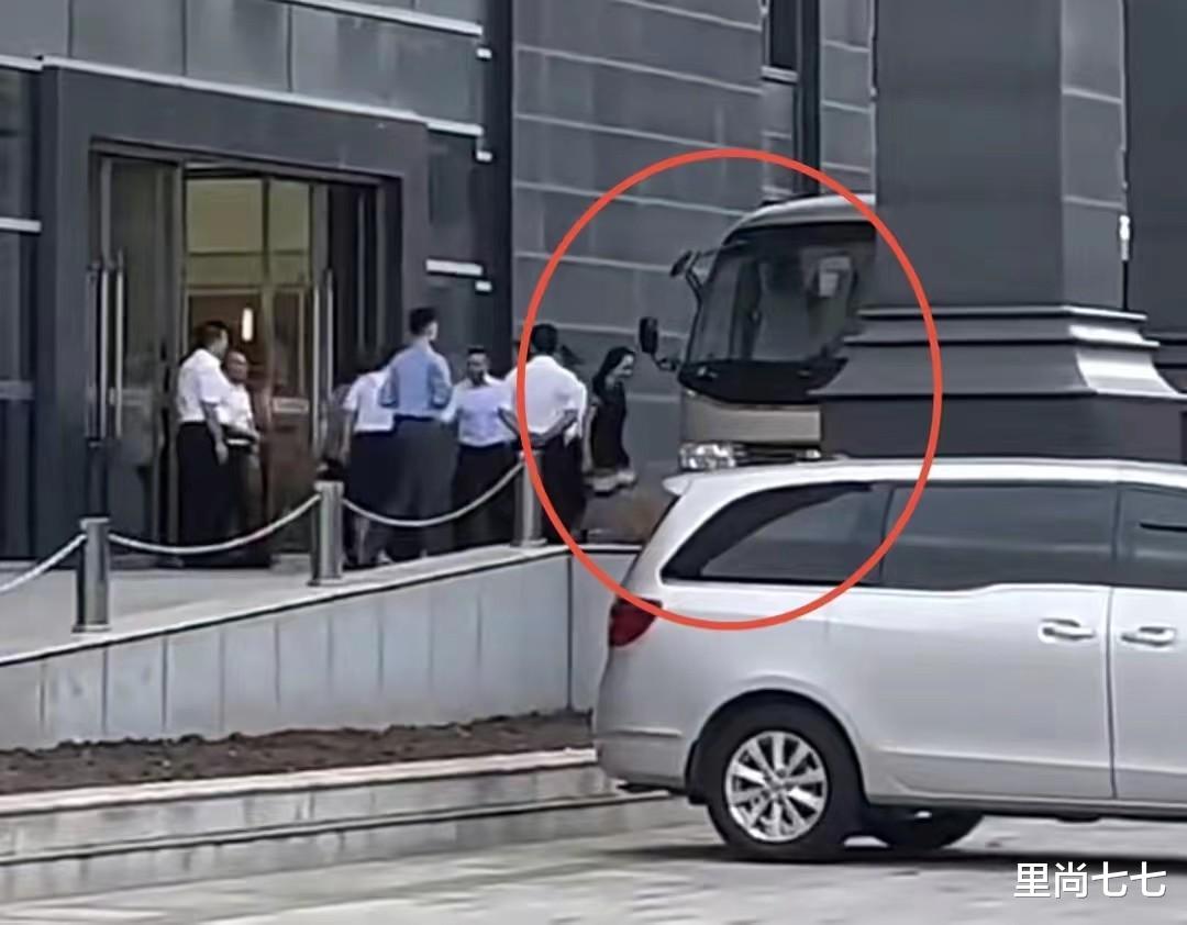 孟晚舟|孟晚舟现身名校太隆重,穿2千元娃娃裙像小姑娘,众领导齐迎接