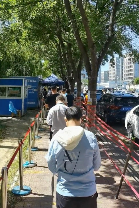 亮剑|《亮剑》赵刚排队做核酸，59岁头发乌黑显年轻