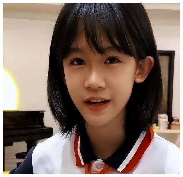 陆毅|陆毅13岁女儿穿校服弹吉他,瓜子脸五官精致,越长越像爸爸