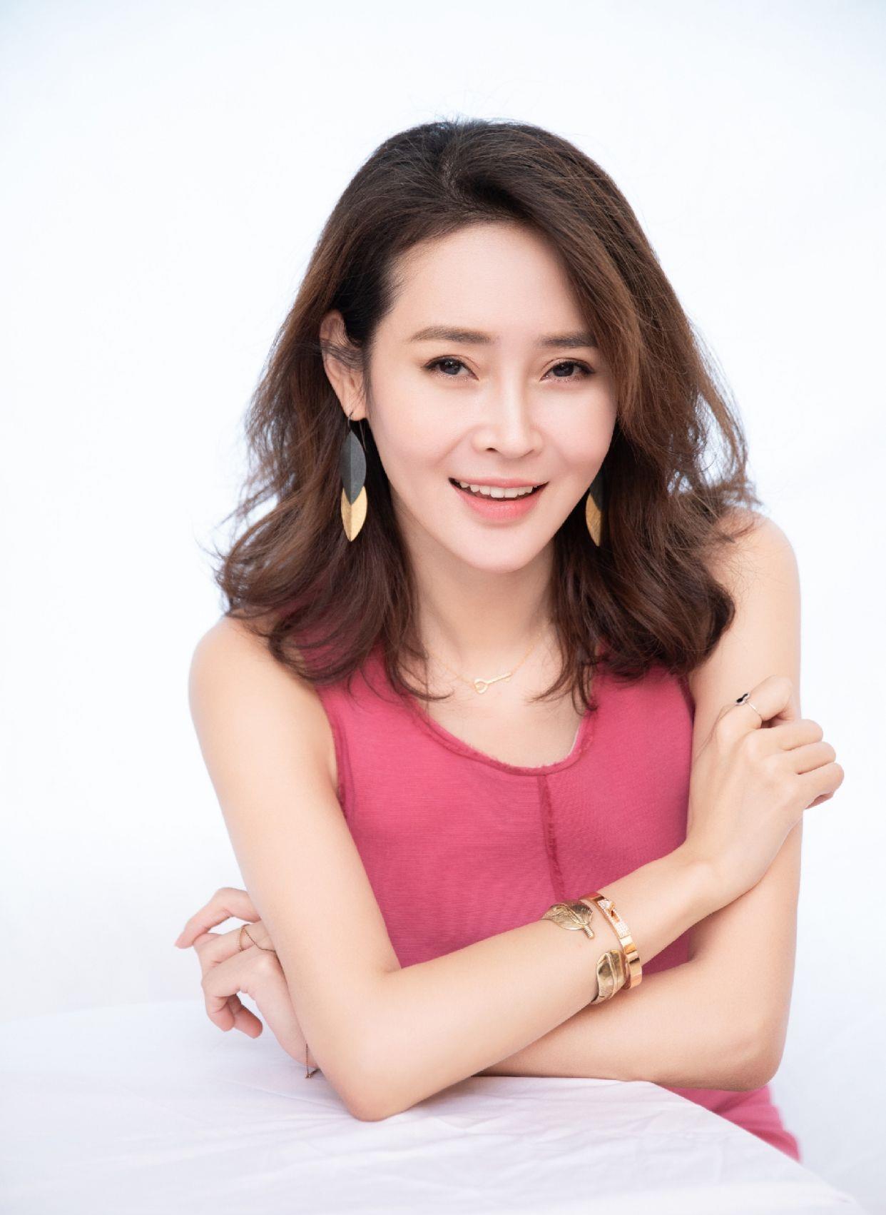 于明加|出道20年无绯闻，结婚11年几乎没进过厨房，富豪丈夫把她宠成公主