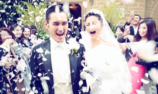 参观袁弘张歆艺的豪宅,客厅放黑色沙发和茶几,看着不会压抑吗