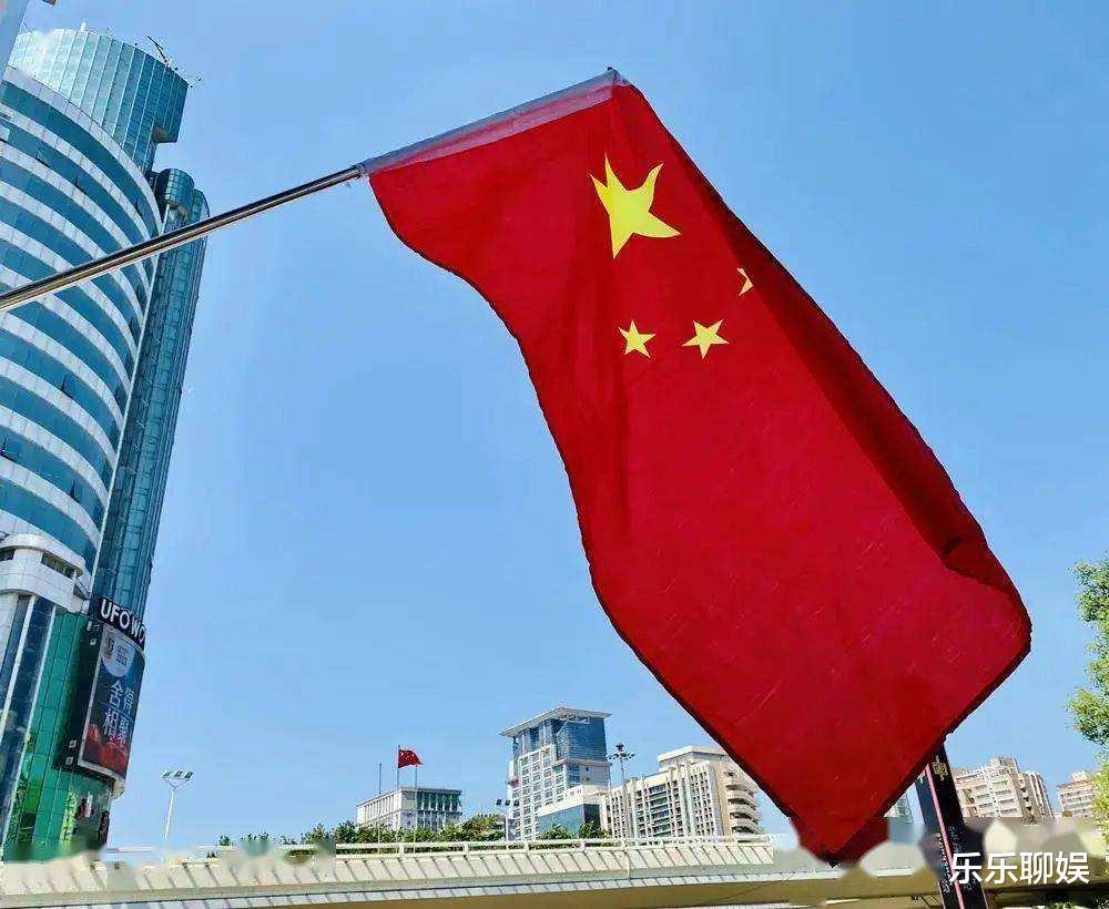 小伙12小时用5万颗辣椒拼五星红旗:用丰收祝福祖国