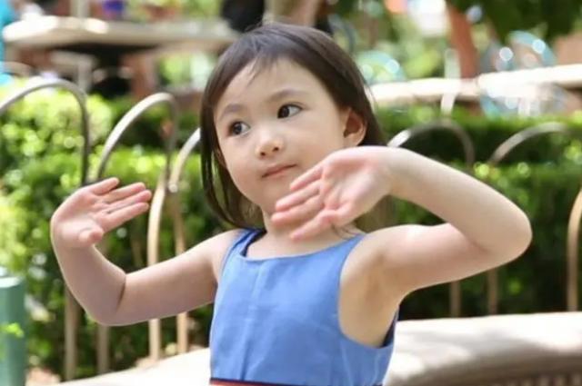 许佳琪|比父母更美的8位星二代，翁虹女儿美貌惊艳，李静女儿大眼睛超美