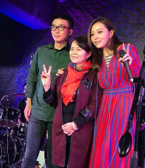 张靓颖|张靓颖的狗血情史：18岁遇见37岁的冯轲，在一起16年从未看清对方