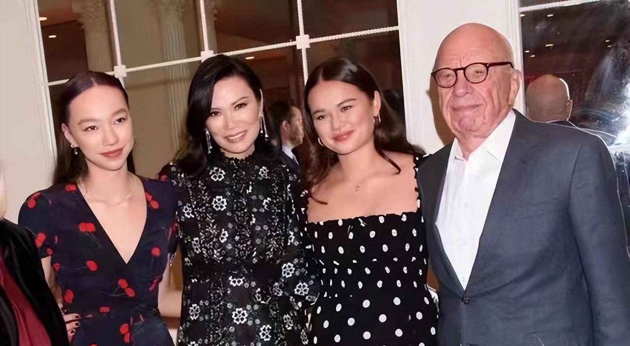 邓文迪|邓文迪与相差38岁的前夫同台，丝毫不显尴尬，两女长相差异大