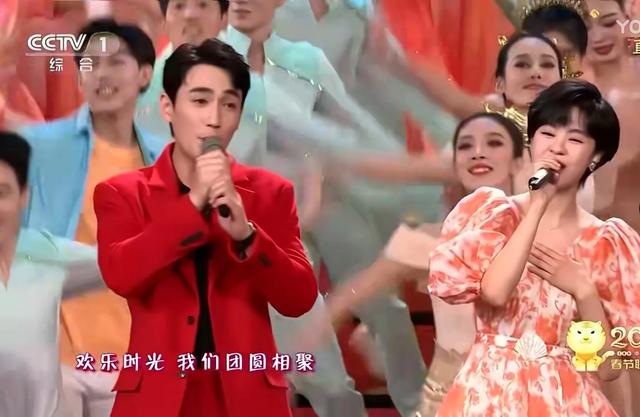 春晚|春晚出圈6大场面：赵丽颖紧张，撒贝宁嘴瓢，张小斐大衣成爆款