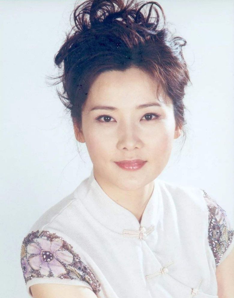 何赛飞|何赛飞：4岁被抛弃，父亲为她终身未娶，和初恋丈夫相约“丁克”