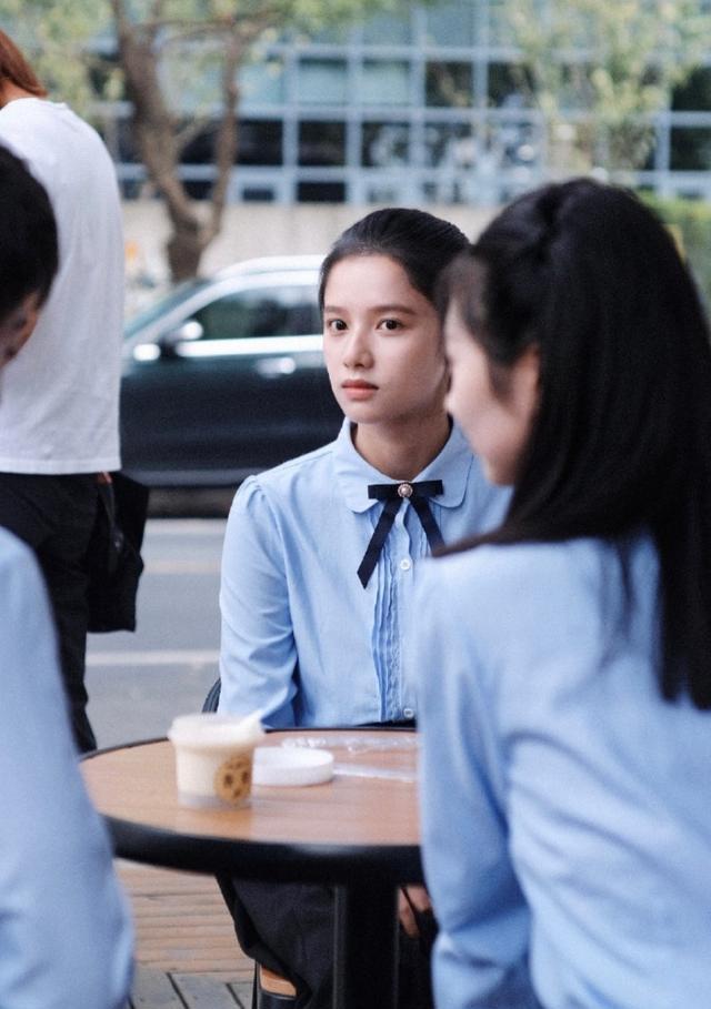 张婧仪|张婧仪晒出17岁朱韵校服剧照!清丽脱俗美得让人窒息
