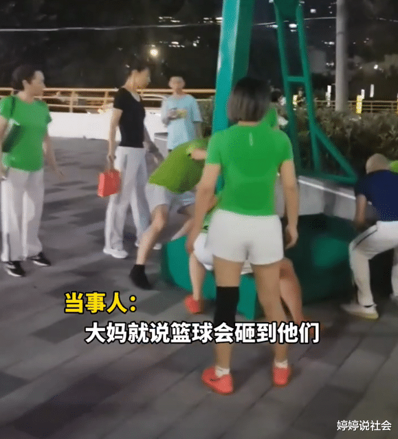 浙江广场舞大妈为跳舞,竟合力搬走篮球架,孩子家长:行为很自私