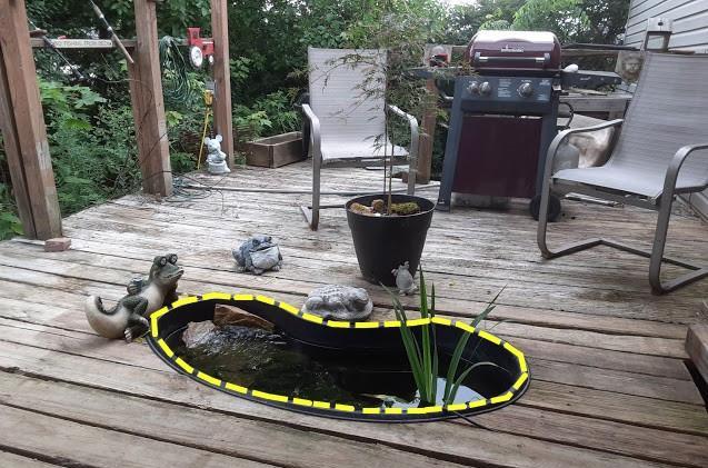 劝你露台别浇水泥地只铺甲板,木板掀开塞个水盆,养鱼种花造水景