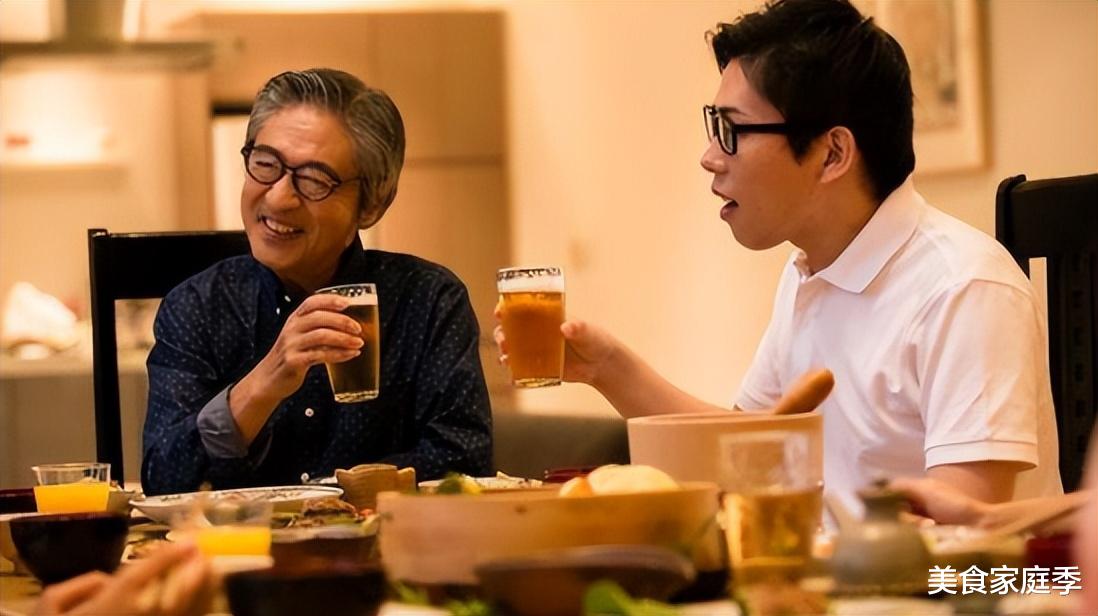 酒桌上，当对方出现3种行为，摆明了是看不上你，劝你认清现实