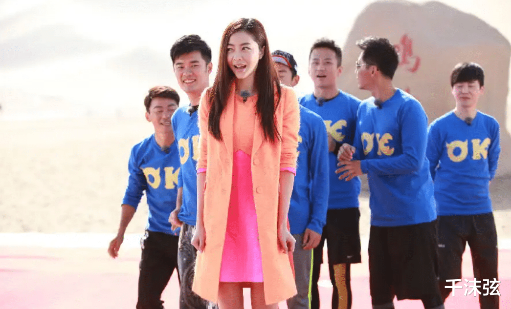 熊黛林|41岁熊黛林挑眉尽显妩媚，浴袍开叉秀长腿，称“幻想”自己在度假