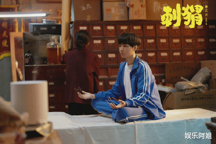 |王俊凯新片杀青，饰演口吃少年形象太颠覆，土气又消瘦眼中没光了