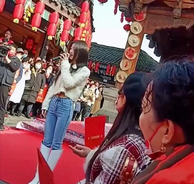 单依纯|单依纯被央视选中，到四川阆中演出，大冬天露出肚脐，打扮很养眼