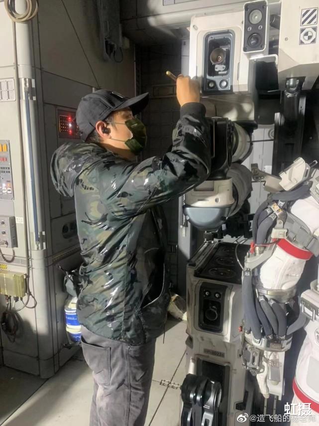 航天员|工业党狂喜!《流浪地球2》太细节,2千个零件造航天员机动装置
