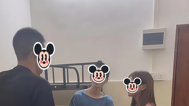 两男子在宿舍争吵，主管来调解：我还没结婚，你们都有资格追求我