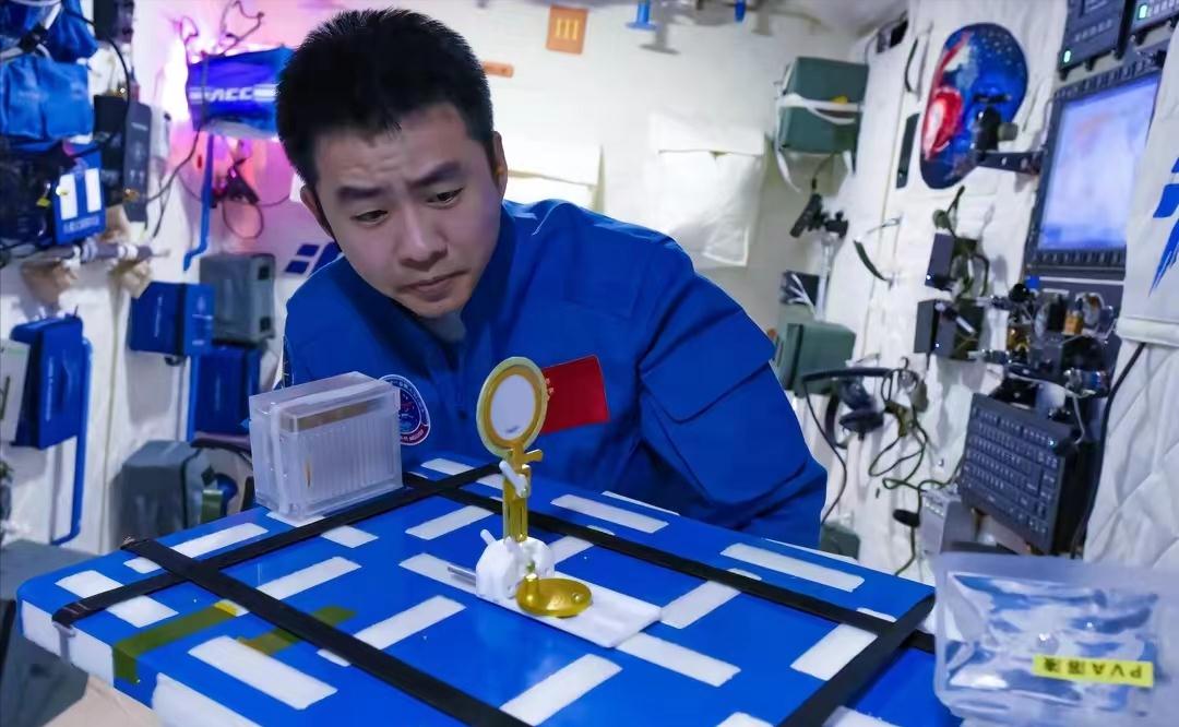 6名航天员太空会师,最小年龄44岁,空间站里为啥没有年轻人?