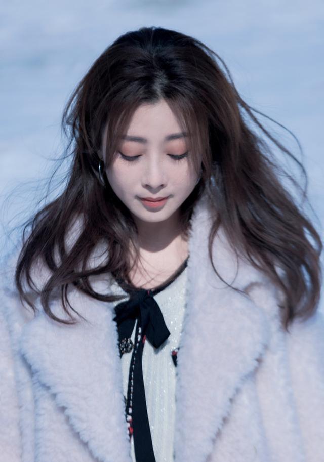 殷桃|42岁殷桃针织裙露着大白腿走在雪地上，曾12天练出超标准马甲线！