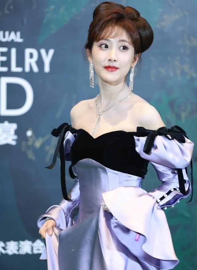 胡冰卿|芭莎晚宴生图：娄艺潇显老态，祝绪丹仙气灵动，胡冰卿美到认不出