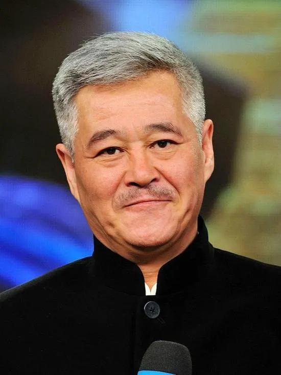 章子怡|章子怡三亚给赵本山拜年,穿300元衣服引热议,满脸通红醉意明显