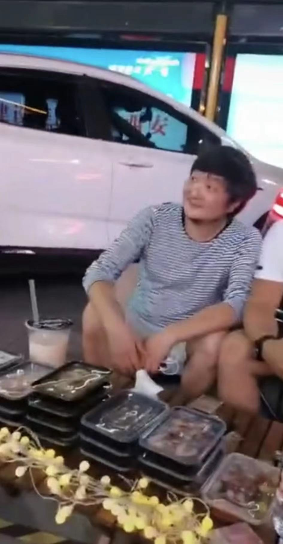 王大治|45岁王大治曝近况!头发凌乱下巴长一圈胡茬,坐路边小马扎吃宵夜