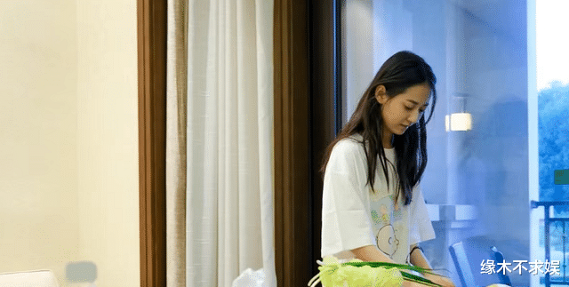 潘玮柏|陈钰琪为何总演女一号？看到生图，29岁的她现实中原来长这样