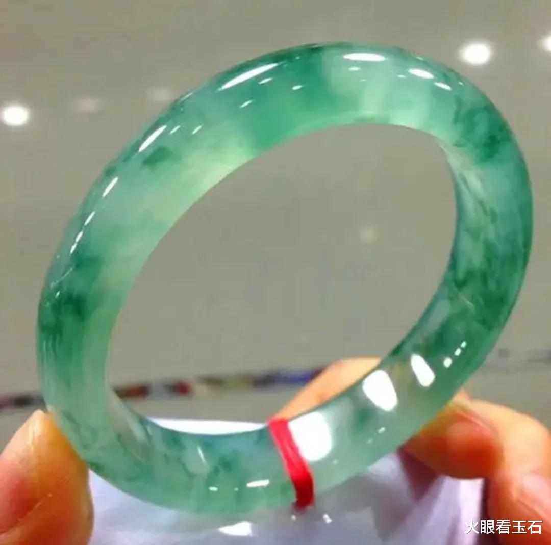 翡翠|玉石界的一匹黑马——独龙玉，和翡翠的外观极为相似