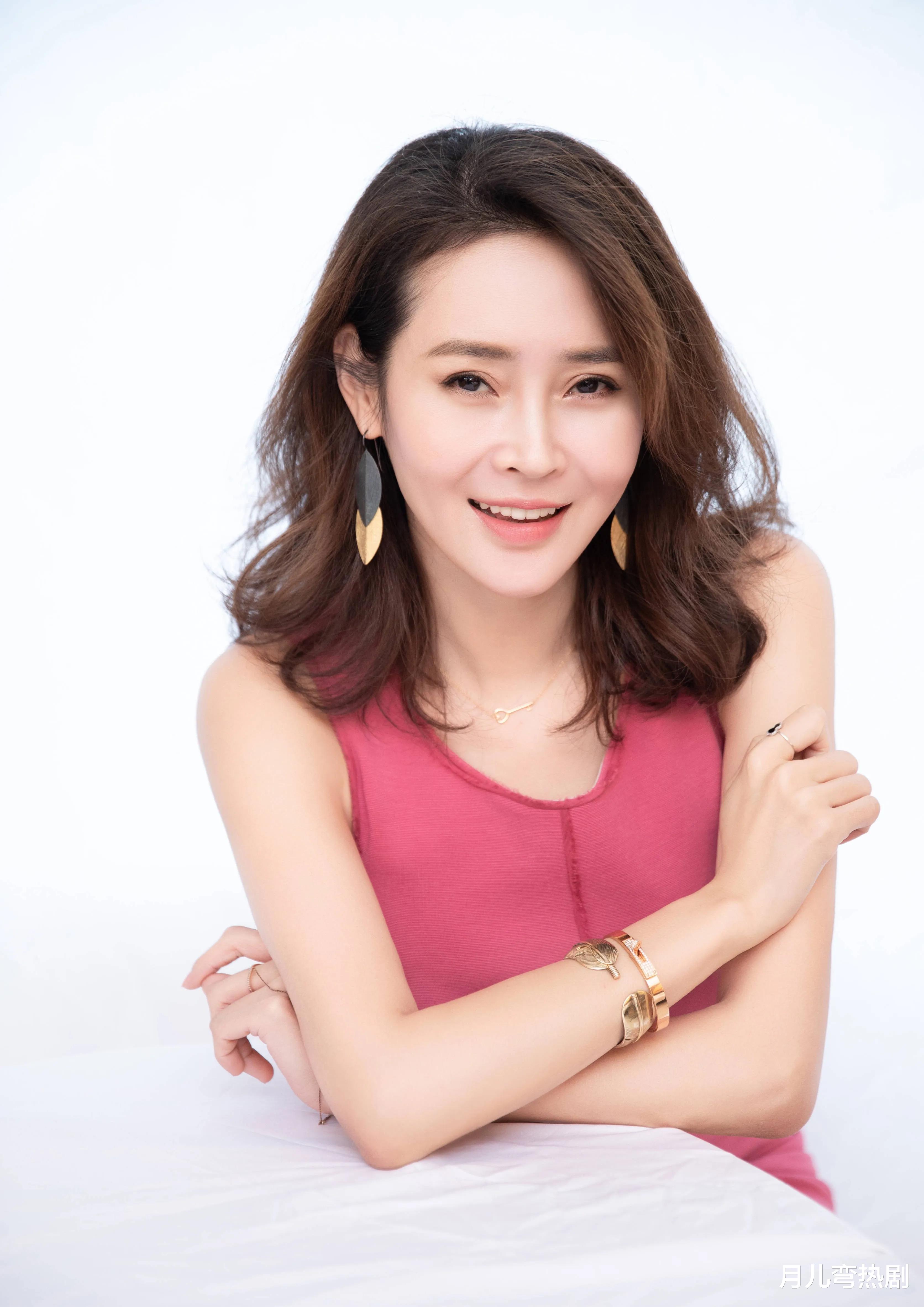 于明加|演员于明加，相亲相来一个富豪老公，结婚12年零绯闻