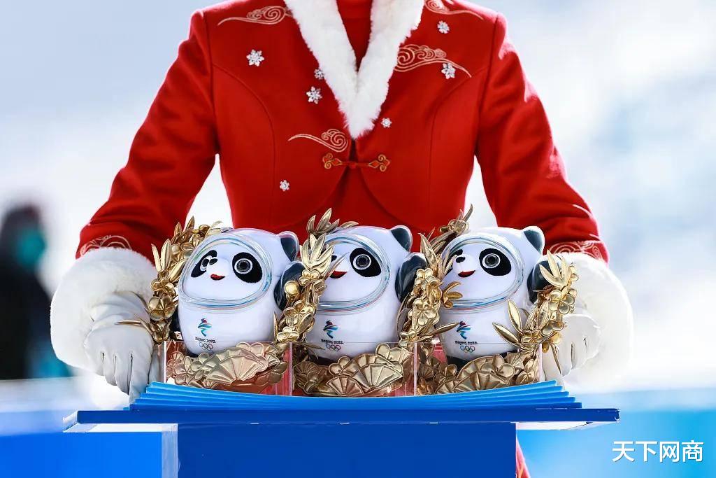 冰墩墩|单日1000万人涌进天猫店，比茅台还难抢！冰墩墩背后的“特许”生意